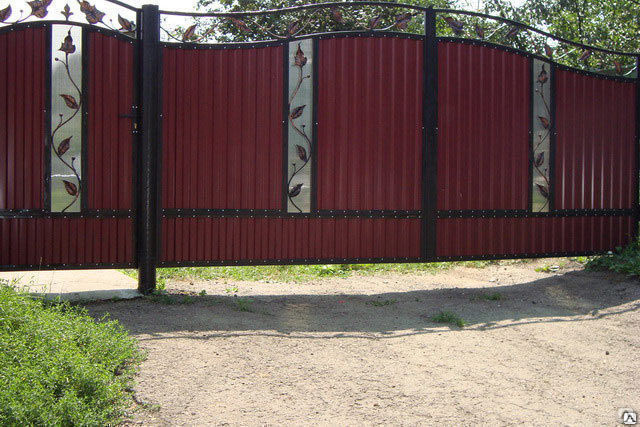 Забор из металлопрофиля фото с воротами