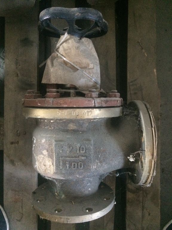 Клапан запорный фланцевый угловой сальниковый 521-03.497