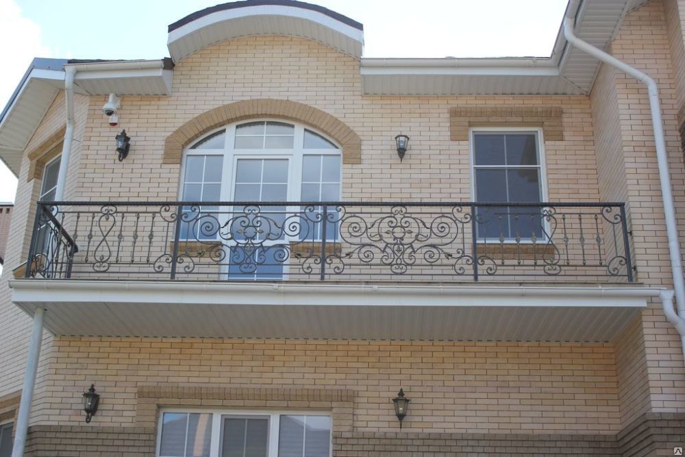 Ограждение балкона с орнаментом в сочетании с вертикалями