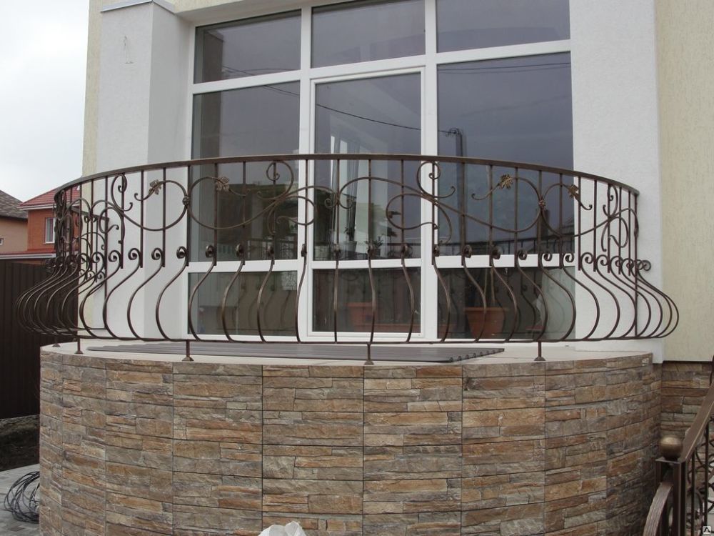 Ограждение балкона радиусное с вертикалями и изогнутыми элементами ковки