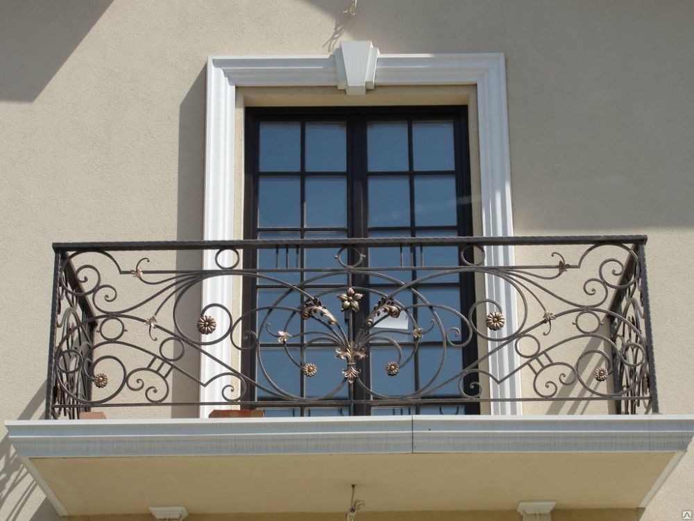 Балконное кованое ограждение в классическом стиле с декоративными элементам