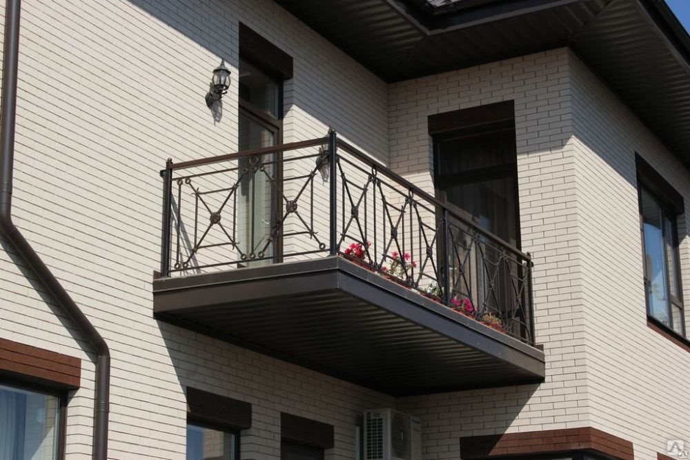Балконы в частном доме из металла фото