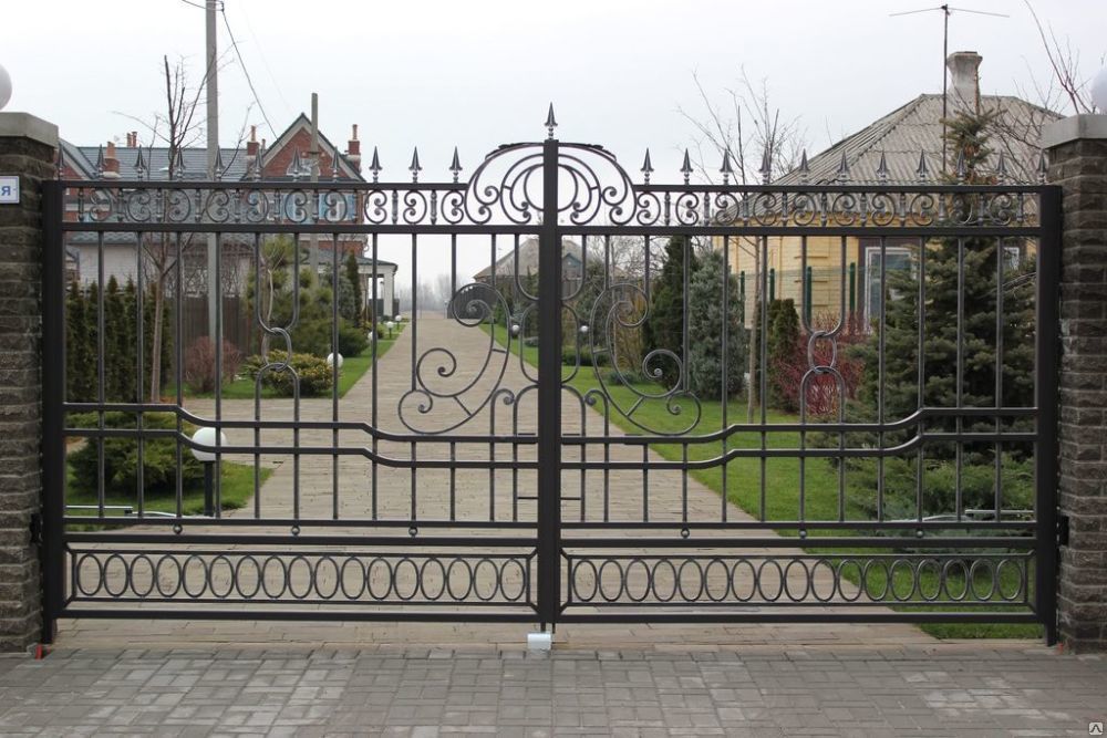 Ворота кованые с пиками, в "строгом" классическом стиле