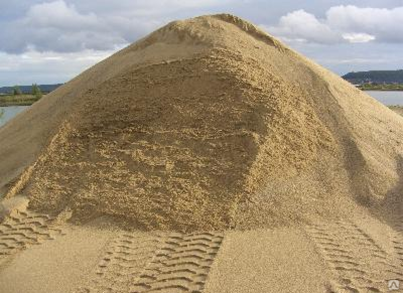 Куб песка спб. Песок Речной намывной сеяный. Отсев речного песка. Куча песка. Песок намывной строительный.