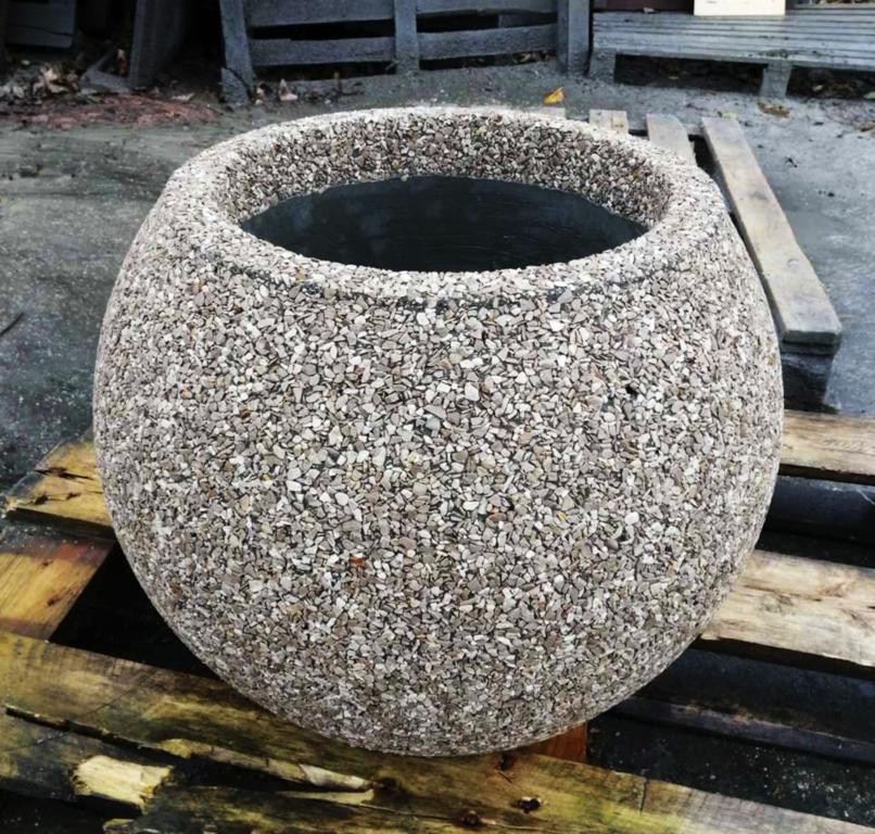 Вазон "Шар большой" с натуральным камнем Размер: 590х590х450 мм Вес: 145 кг.