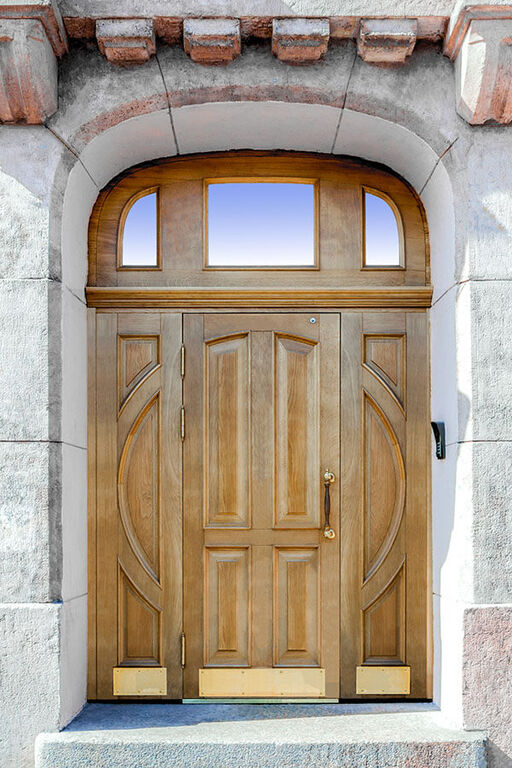 Двери входные из ценных пород трех створчатые