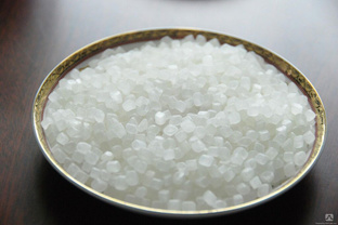 Сахарин - искусственный подсластитель, практически не содержащий пищевой энергии. Он примерно в 300-400 раз слаще сахарозы, но имеет горький или металлический привкус
Химическая формула C7H5NO3S
Е495 